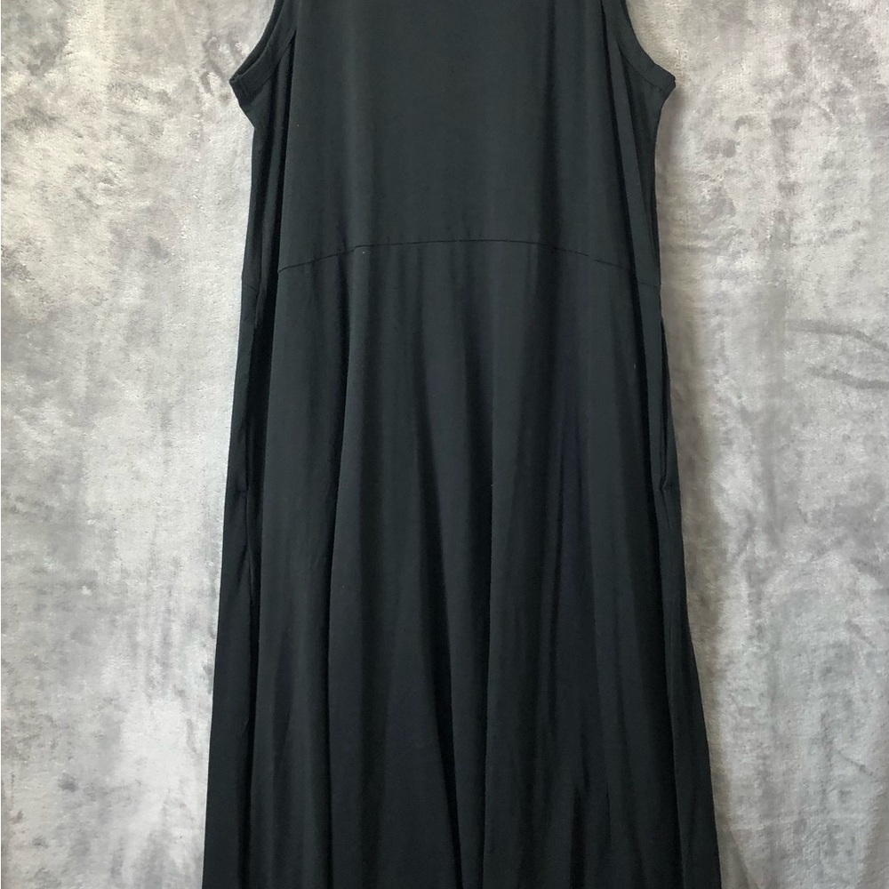 Elegant Black Sleeveless Dress - Picture 9 of 10